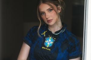 世界杯社交盛典：马丁内利女友展现绝美风采，胡梅尔斯女友看台成焦点