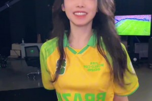 巴西3比0击败海地，美娜在演播室直接来了一段尬舞
