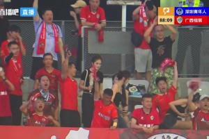 吸睛！中甲广西恒宸破门后镜头给到广西球迷看台高颜值小姐姐们