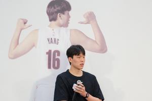 中国男篮前往杭州,杨瀚森因FIBA与NBA规则独自出发