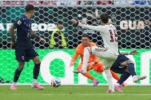 西班牙1-0战胜乌拉圭！40岁穆斯莱拉黄油手扑救，巴埃纳转身射门得分