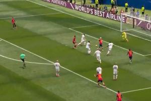 险些制造神级进球！奥尔莫在禁区内展示精妙穿裆技巧，却被奥地利球员及时解围