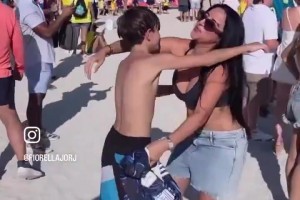 女球迷和小球迷交换梅西球衣，网友直呼小孩哥亏麻了