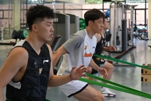 广东男篮今日结束假期投入夏训备战，徐杰黄明依在美国进行特训
