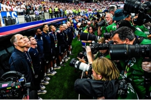 图赫尔对FIFA表示不满:国歌奏唱时身边50名摄影师近距离拍摄,这影响了我的感受