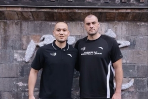 成都衡昌龙马争霸赛期间,赛依丁与尼古拉游览城市文化地标宽窄巷子