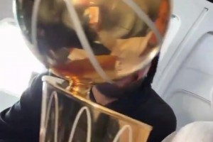 大头名不虚传！哈特拿奥布莱恩杯去对比布伦森的头围