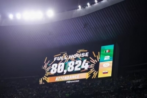 激情满满！80824观众涌入阿兹特克体育场见证墨西哥2-0击败厄瓜多尔，场馆座无虚席！