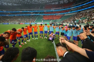 山东泰山客场以0-2负于北京国安，全体队员咬紧牙关、顽强抵抗