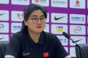 中国U17女篮教练表示：对阵年龄较大的职业队，球员展现了团队协作精神