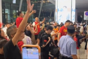 中国男篮训练队今夜抵达沈阳，机场迎来球迷热情迎接