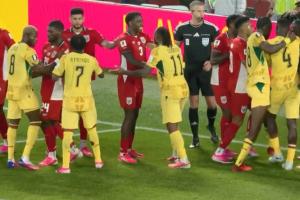 比赛尾声阶段，巴拿马球员在角球进攻中踢中加纳门将，引发两队激烈冲突！